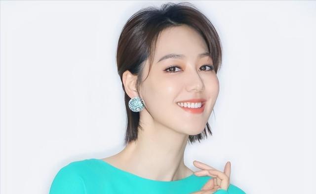 讨好大佬，陪睡上位，遭央视“开除”	，她身上的标签哪个才是真的