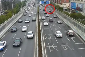 老人“驾驶”轮椅误上高架，休假“00后”民警送其回家图片