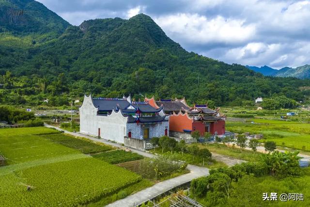 这样的特色民居只有在福建宁德才能遇见，跟千年古镇仅隔着条国道