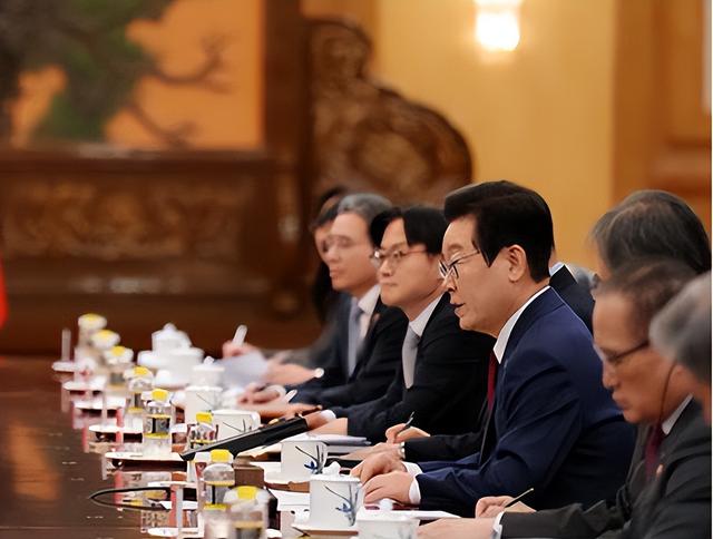 李在明送中方5件国礼，深夜抵韩收到噩耗，美驻韩一把手突然回国