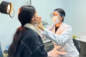 女子感冒后长期声音嘶哑成“社恐” 武汉大学人民医院嗓音门诊专家巧取患者自身脂肪“修复”受损声带图片