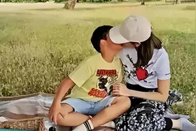 母乳喂养到12岁，同床15年，强吻儿子两小时？畸化的母爱太恐怖图片