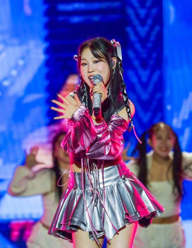 赵薇母女现身北京机场	，15岁女儿一头黄毛，穿搭比50岁妈妈还成熟