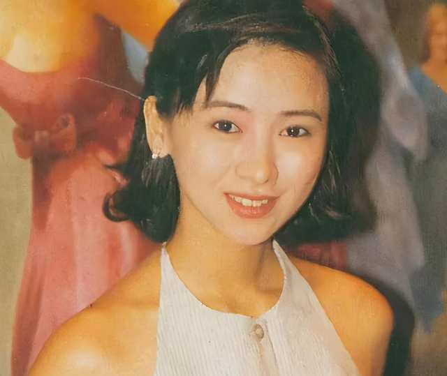 她出身清华大学，因拍三级片与父母决裂，如今再不让女儿进娱乐圈
