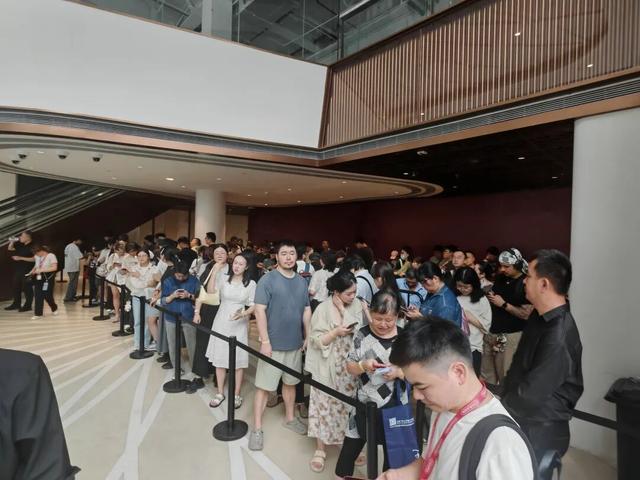 上海南京路又在大大大排排排长队！有人带着拉杆箱买买买，注意！这天起不用预约