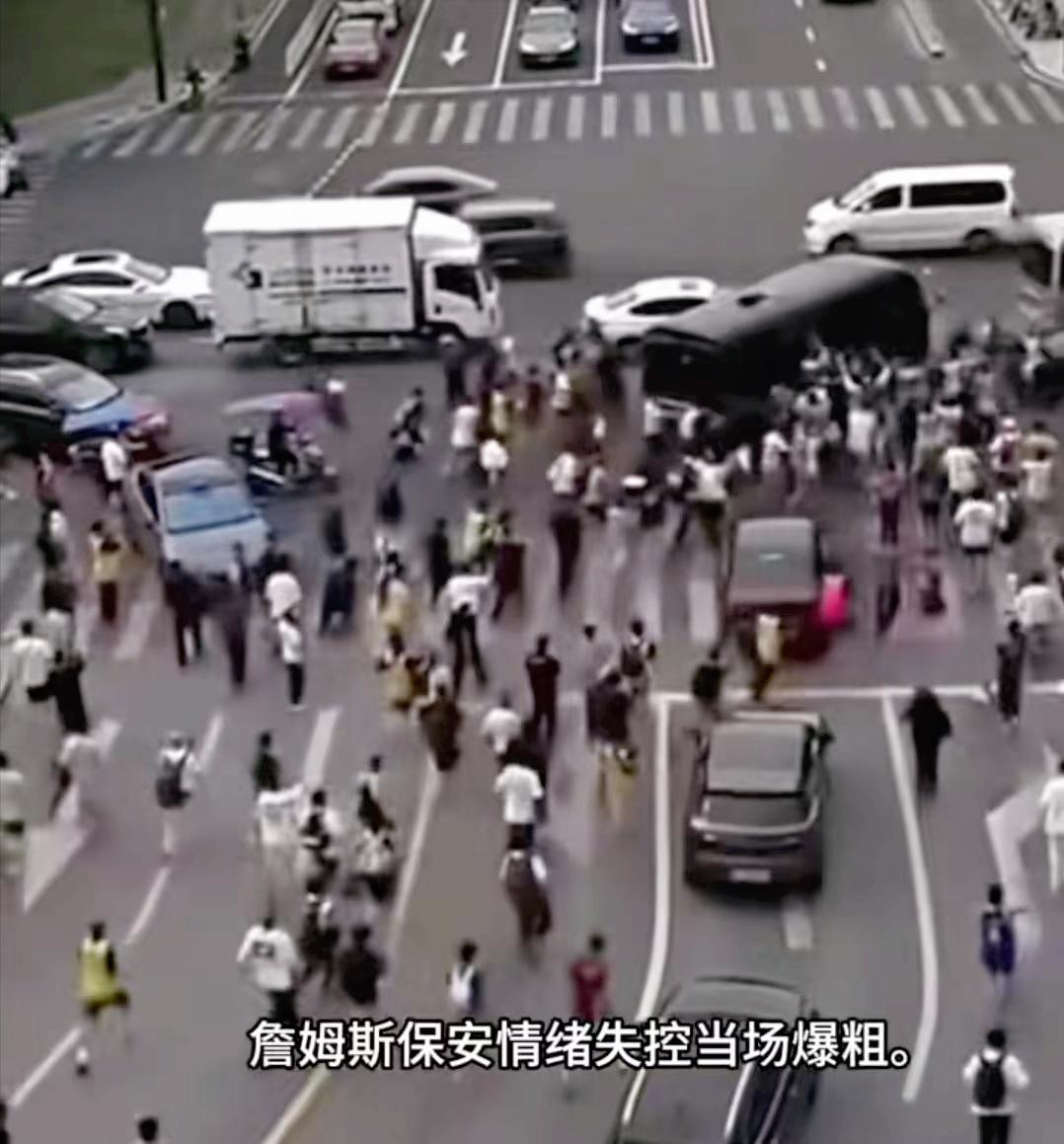 詹姆斯中国行 保镖(詹姆斯的保镖在驱散围堵车辆的狂热球迷) 詹姆斯中国行 保镖(詹姆斯的保镖在驱散围堵车辆的狂热球迷)