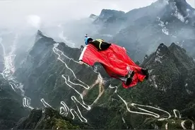 2020年，天门山2500米翼装飞行坠亡的24岁天津女孩，已经离开4年图片