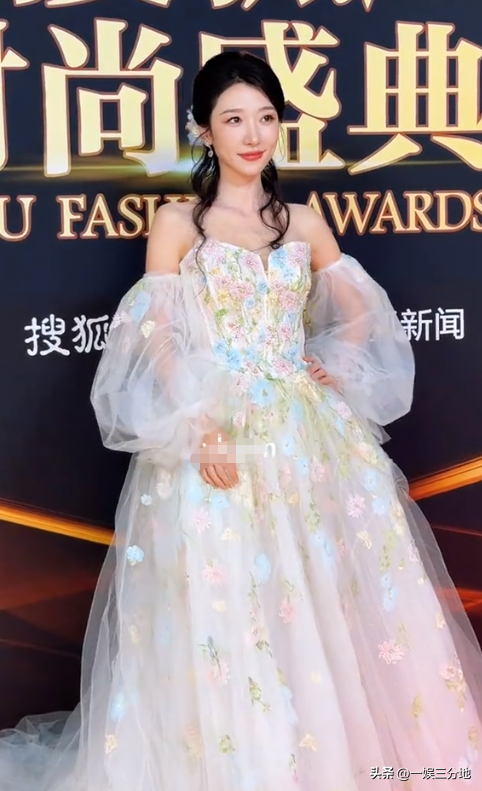 北京红毯	，摔跤	、独眼龙造型、礼服搭棉鞋，走秀反成大型灾难现场