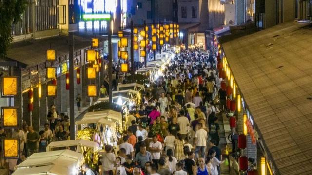 昌化人，看场电影需要跑於潜