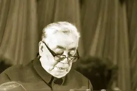 “两个凡是”被提出后，他带头表示反对，后来成为副国级干部图片