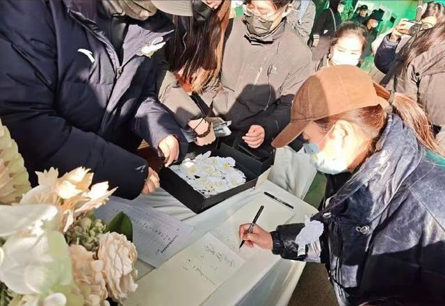 何晴葬礼现场，24岁儿子手捧骨灰和遗像，前夫许亚军缺席