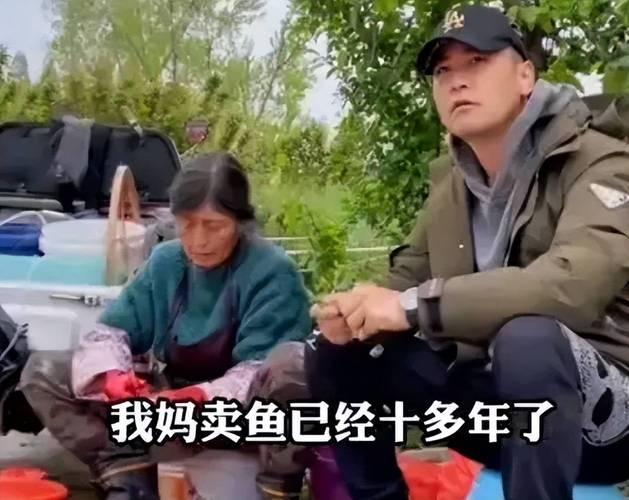 43岁演员李飞无戏可拍，陪母卖鱼：娱乐圈的真相，比鱼摊更刺骨