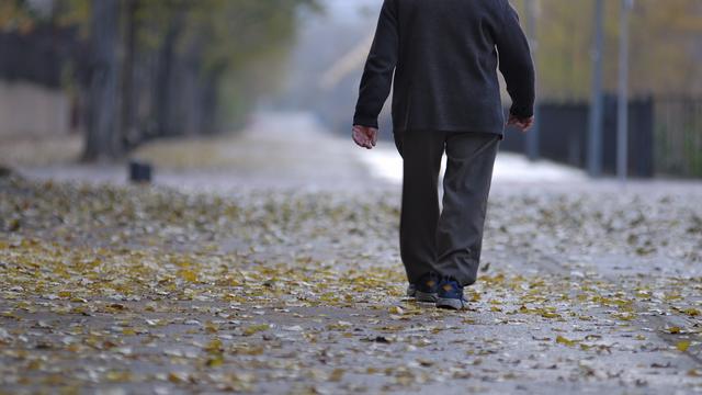 寿命长不长，看走路就知道？走路时有5个表现，或与长寿无缘