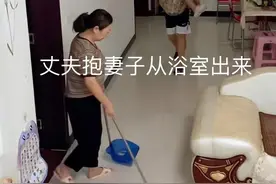 广东：丈夫抱妻子从浴室出来，恰巧和婆婆撞个满怀，场面一度尴尬图片