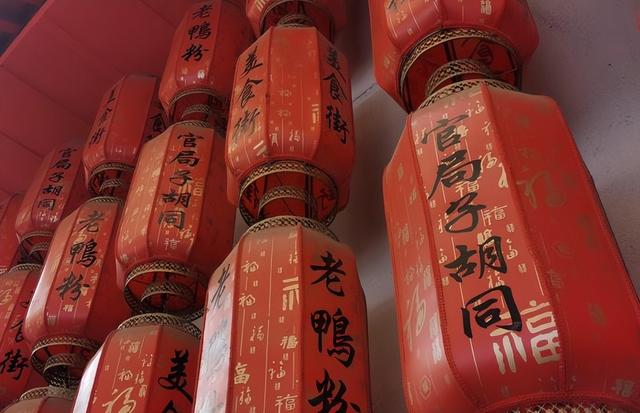 深秋沈阳胡同：青砖灰瓦间的岁末诗意