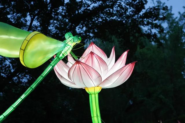 提前探！2025北京石景山游乐园京彩彩灯游园会8月8日开幕→