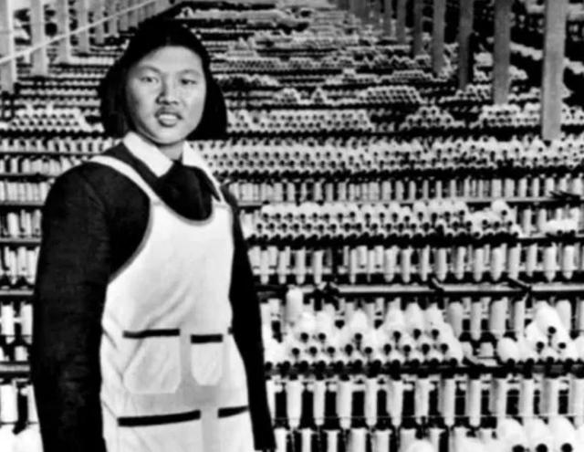 她纺织工人出身，1982年副国级，1987年正部级，2003年再次副国级