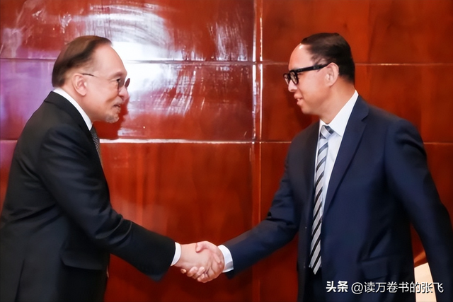 一家子全是美籍，却还在国内“捞金”，年赚4亿，账上还存有130亿