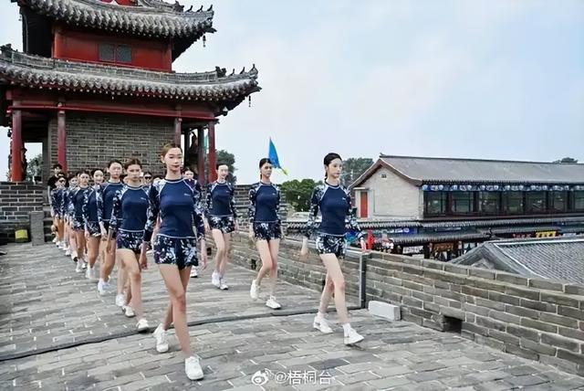 泳装卖3万！《乘风踏浪》带火后，兴城如何用3桶油漆留住游客2天
