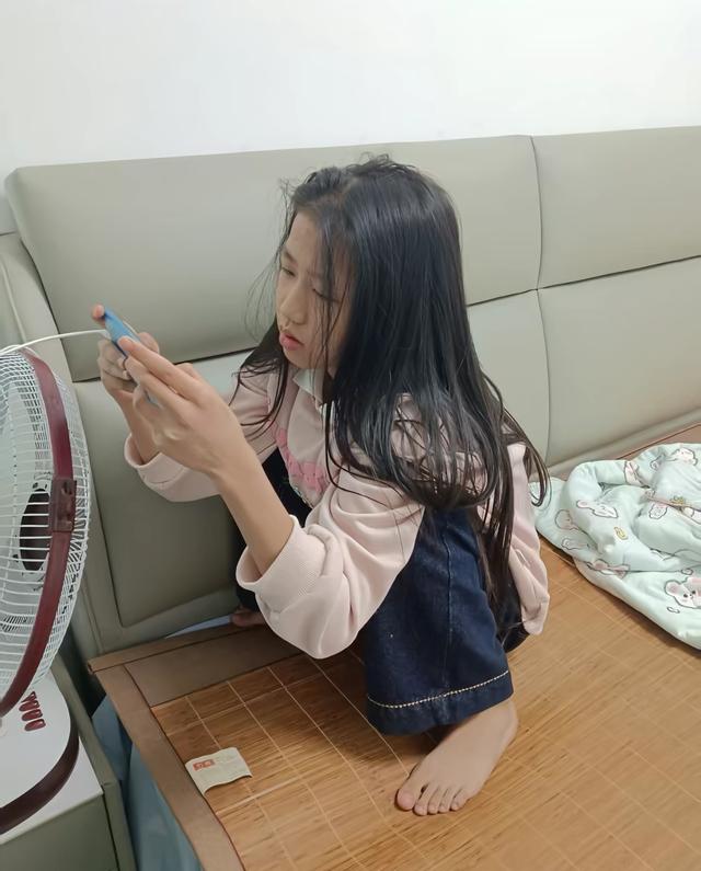 湖南11岁女孩范语嫣去世，头天还要了零花钱，妈妈痛惜没有陪伴好