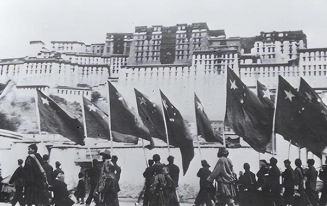 雪域天路奇迹，1200 公里青藏公路，只用 7 个月零 4 天被 “砸” 出来了