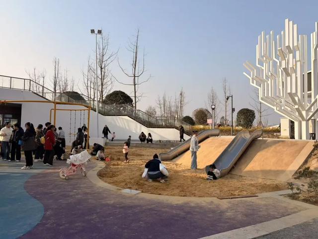 白天能量满满,晚上赛博朋克!射洪这个地方不得了