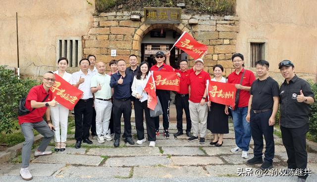 福建土楼此为珍，日昇楼内堪叹神：大埕水波盛，观光免走山路深！
