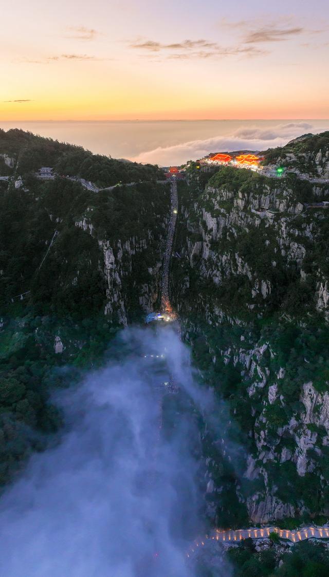 雨洗岱宗日初升 浩渺烟波醉苍穹