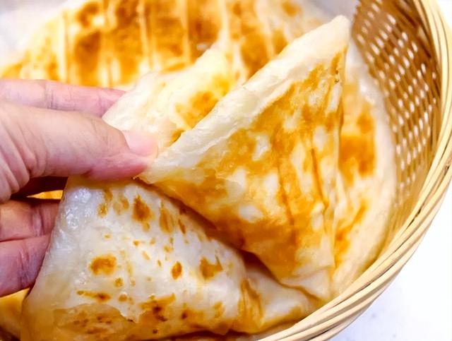 怎么烙饼不硬？教你一招，多加1料，油饼又软又多层，好吃不发硬