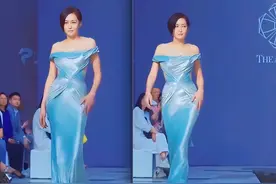 57岁孟广美逆生长，与同龄金主走秀像老夫少妻，浑身风情太性感了图片