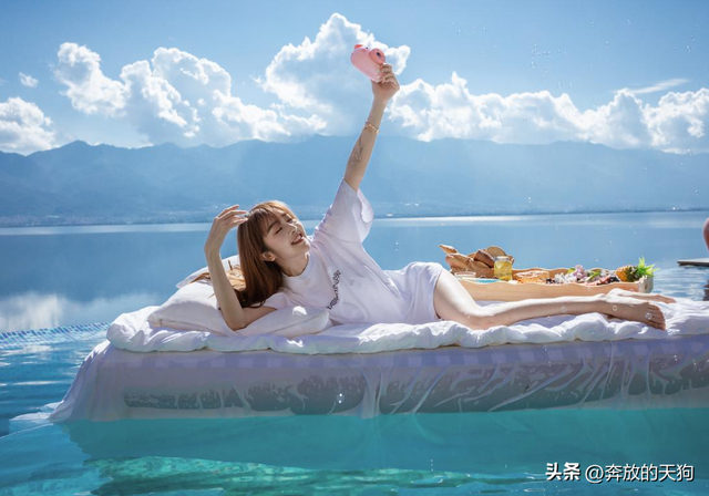 卓仕琳白衬衣度假美图，大长腿吸睛，好唯美的海边氛围