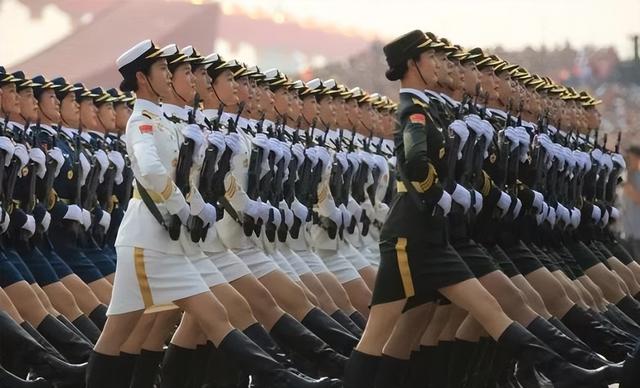女民兵领队王媛回家了！履历优秀，有3个孩子，老公晒合影庆祝