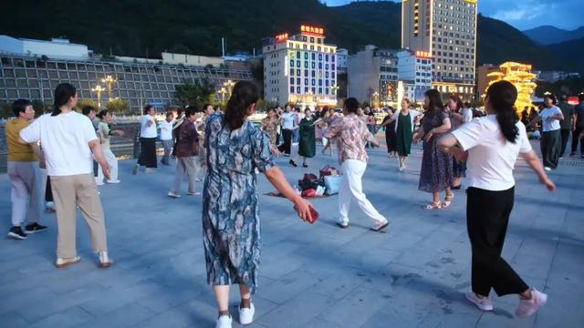 多彩文化夜生活 点亮宕昌“烟火气”
