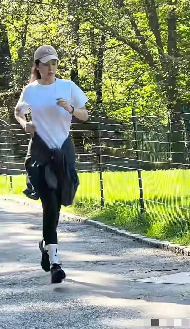 48岁曾黎跑步照疯传！漫画腿抢镜，这状态哪像奔五？
