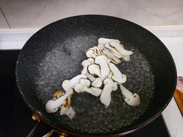 嘿，老两口晚餐就1碗，瞬间光盘，网友：奢侈！