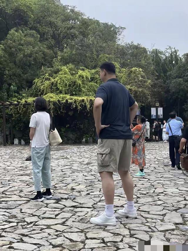 姚明一家苏州旅游, 才15岁的女儿身高近2米，又高又壮像假小子