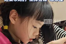 奥运冠军杨威决定让双胞胎女儿在家上学，老婆杨云担任班主任图片