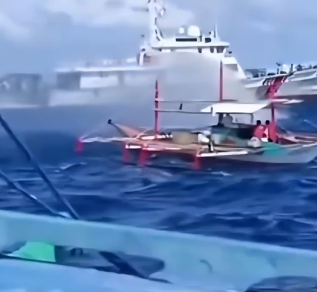 疯狂！菲人员持刀威胁中国海警，最终自食恶果，导致“三人受伤”