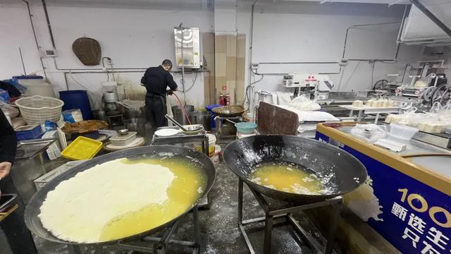 轨道直达的赶场地！地方超大，东西多，买菜这些超方便