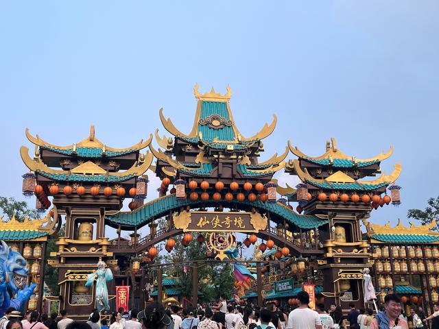 5年倒闭10家A级景区，年轻人穷游住帐篷，天价景区为啥割不动了