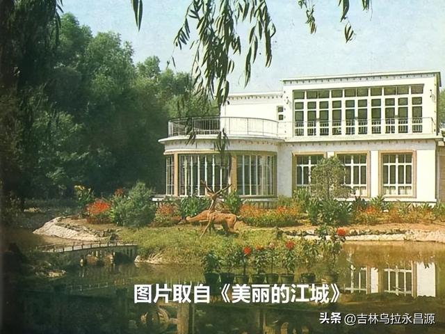 除了花窖角亭，吉林市江南公园迎宾楼前也曾是游客热捧的拍照地