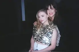 超杀女和女友订婚，德普女儿、暮光女也都爱同性，欧美流行百合？图片