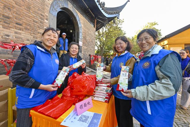 秋爽登文峰 塔下聚宾朋