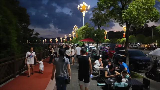 玉屏打卡新地标，河边夜市火出圈啦！