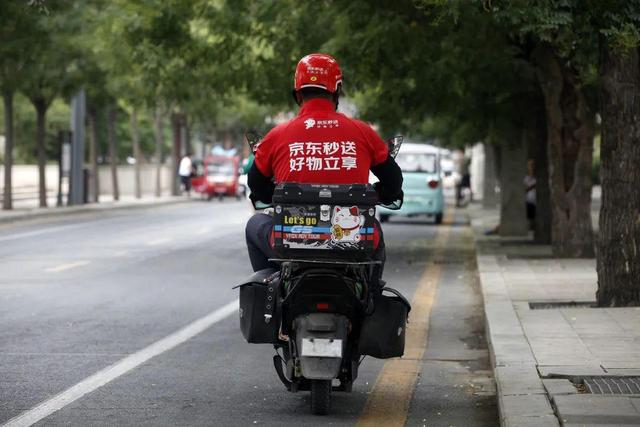 外卖大战烧掉250亿：淘宝闪购猛攻，美团被打疼了！