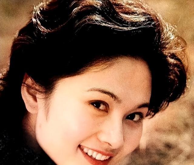 她是天生丽质的美女演员，嫁给军委副主席之子，离婚后成知名画家