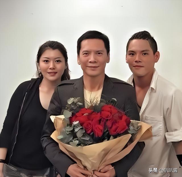 一场追悼会，戳穿向华强夫妇在香港的真实地位	，原来李连杰没说谎