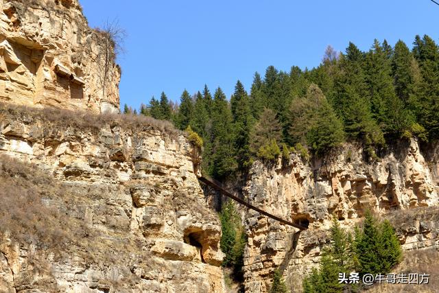 山西宁武石门悬棺：万仞崖龛藏古柩、千年石棺映翠岚