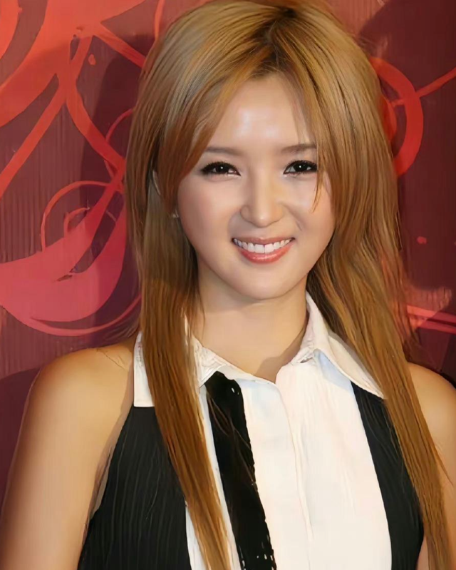 39岁何洁演唱会状态曝光	，肚子三层肉腋下勒出副乳，养4娃显疲惫