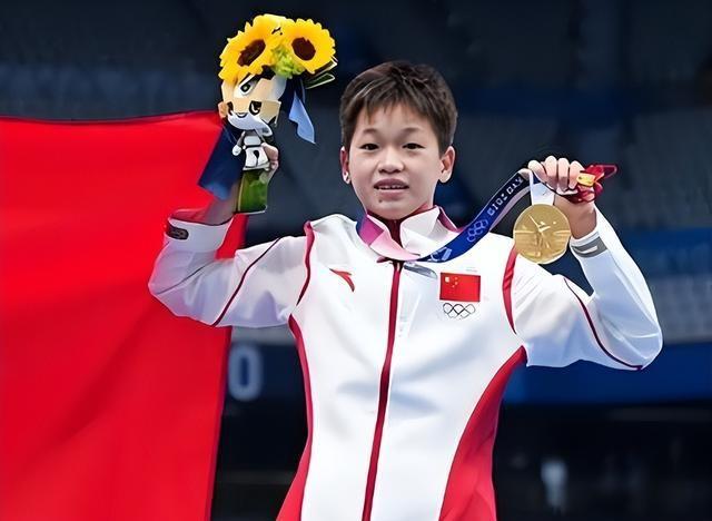 全红婵归队了！她变化真大，身材高挑颜值抢眼，留了长发气场强大